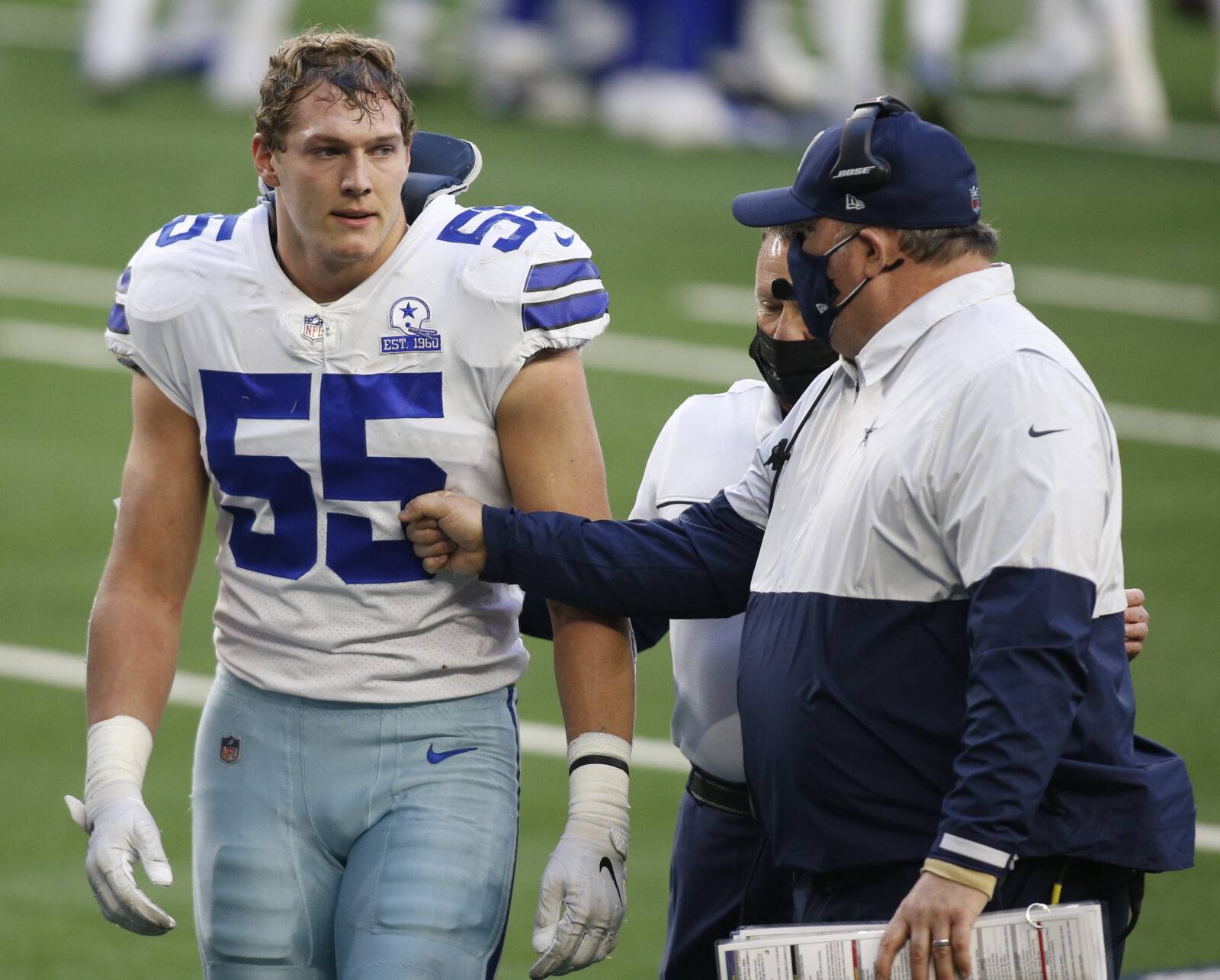 Why does Cowboys LB Leighton Vander Esch wear a neck roll with his